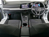 ブラック、グレーで内装をまとめてスポーツ感とラグジュアリー感を演出しています