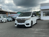 雨の日は中古車は選びにくいですよね。でも当店なら安心です。電話予約を頂ければ屋根下へ移動させて頂きます。雨でもじっくりご検討いただけます。