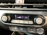 【オートエアコン】一度お好みの温度に設定すれば、車内の温度を検知し風量や温度を自動で調整。暑い&hellip;寒い&hellip;と何度もスイッチ操作をする必要はありません。快適な車内空間には必須の機能ですね♪