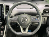 インテリアに合わせたデザインのステアリングは、運転される方のことも考え、運転しやすい形状、大きさです。是非一度、実際に触ってお確かめください。