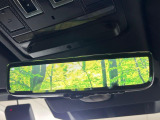 ◆ClearSightインテリアリアビューミラー『ルーフの上に取り付けられたカメラによって車内の積載状況に関係なく後方視界を確保できます。夜間でも鮮明に投影されます。』