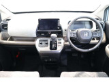 操作性に優れた運転席となります!小物入れや各ボタンの配置にこだわり、使いやすいです!座り心地もよく視認性も良好なのでロングドライブもお任せ下さい!