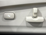 【パワーシート】スイッチ一つで簡単にシートの微調整が可能!電動だから力もいりません!快適なシートポジションにセットして、快適なドライブをお楽しみください。