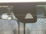 【インテリジェントエマージェンシーブレーキ】フロントカメラで前方の車両や歩行者を検知。衝突しそうな時は衝突被害軽減ブレーキが作動、衝突回避をサポート。より安全にドライブをお楽しみいただけます。