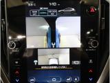左右のサイドカメラ映像を同時に表示し、車両周囲の死角をしっかりカバー。狭い道や駐車時の接触リスクを減らし、安心して操作できる視界を確保します。