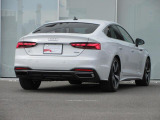 Audiが指定する独自の条件を全て満たした車だけが、認定資格を持つテクニシャンの手による100項目にも及ぶ点検・整備のプロセスを受け、お客様のもとへ届けられます。