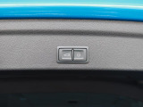 オートマチックテールゲート付き。アドバンストキーのボタンの長押し、運転席のドアのスイッチで開閉できます。