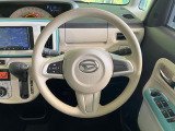 インテリアに合わせたデザインのステアリングは、運転される方のことも考え、運転しやすい形状、大きさです。是非一度、実際に触ってお確かめください。