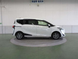 ワンタッチで解錠&ドアオープンできるスイッチをスライドドアに装備。手荷物を抱えているときなどに便利です。