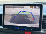 【バックカメラ】駐車時に後方がリアルタイム映像で確認できます。大型商業施設や立体駐車場での駐車時や、夜間のバック時に大活躍!運転スキルに関わらず、今や必須となった装備のひとつです!