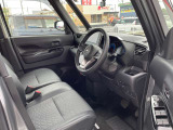 適度なホールド感と快適な座り心地の運転席シートまわり!