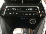 左右独立温度コントロールフルオートエアコンです。運転席、助手席それぞれで独立して温度設定ができます。冷え性の方が乗っても安心ですね♪