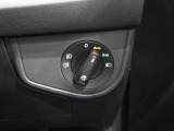 オートライト機能付きヘッドライトスイッチを装備。周囲の明るさに応じて自動で点灯消灯し、夜間やトンネル走行時も安心です。
