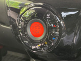 【オートエアコン】一度お好みの温度に設定すれば、車内の温度を検知し風量や温度を自動で調整。暑い&hellip;寒い&hellip;と何度もスイッチ操作をする必要はありません。快適な車内空間には必須の機能ですね♪