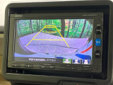 【バックカメラ】駐車時に後方がリアルタイム映像で確認できます。大型商業施設や立体駐車場での駐車時や、夜間のバック時に大活躍!運転スキルに関わらず、今や必須となった装備のひとつです!