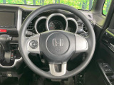 インテリアに合わせたデザインのステアリングは、運転される方のことも考え、運転しやすい形状、大きさです。是非一度、実際に触ってお確かめください。