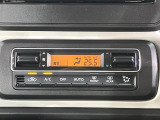 【オートエアコン】一度お好みの温度に設定すれば、車内の温度を検知し風量や温度を自動で調整。暑い&hellip;寒い&hellip;と何度もスイッチ操作をする必要はありません。快適な車内空間には必須の機能ですね♪