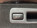 【パワーバックドア】スマートキーや運転席のボタンを押すだけでリアゲートが自動で開閉します!荷物を持っている時や、高い位置にあるバックドアを閉める際に便利な機能です♪