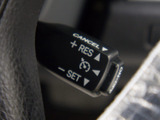 【オートクルーズコントロール】搭載。アクセル操作なしでも車が自動でスピードを保ってくれる機能です長距離の高速は楽々です。