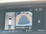 アラウンドビューモニター。上空から見下ろしているかのような映像を映し出して周囲を確認し、スムースな駐車をアシストします。