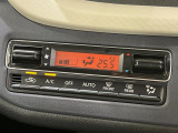 【オートエアコン】一度お好みの温度に設定すれば、車内の温度を検知し風量や温度を自動で調整。暑い&hellip;寒い&hellip;と何度もスイッチ操作をする必要はありません。快適な車内空間には必須の機能ですね♪