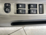 【電動格納ミラー】サイドミラーは電動格納式となっており、狭い駐車場でもキズがつくリスクを抑えられます。