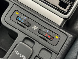 【シートヒーター&ベンチレーション】夏場は涼しい風でお尻や背中の熱やムレを防ぎ、冬はエアコンよりも早く温まってポカポカに!季節を問わず快適に過ごせます。