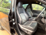 【ハーフレザーシート】高級感と座り心地を両立した人気のシート♪背面・座面のファブリック素材は、通気性の良さや滑りにくさに優れています。気温や服装に左右されず快適にお乗りいただけます。