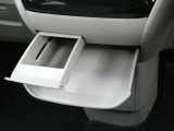 車内に持ち込んだ小物やドリンクがきちんと片付く収納も充実しています。インストセンタースライドトレイはカップホルダー付です!ドライブ中のストレス軽減と快適さを提供します。
