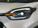【LEDヘッドライト】悪天候や夜間走行時も良好な視界を確保し安心して運転できる高輝度LEDヘッドライトを装備!点灯速度が早く、消費電力も抑えられています。