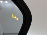 隣車線を走る車両をレーダーで検知し、ドアミラーでは確認しにくい後側方エリアに存在する車両に加え、急接近してくる車両も検知します。車両を検知するとドアミラーに搭載されたLEDインジケーターが点灯します。