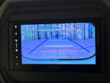 【バックカメラ】駐車時に後方がリアルタイム映像で確認できます。大型商業施設や立体駐車場での駐車時や、夜間のバック時に大活躍!運転スキルに関わらず、今や必須となった装備のひとつです!