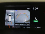 パノラミックビューモニター付きです。車両を上から見たような映像をモニター画面に表示。運転席からの目視では見にくい、車両周辺の状況をリアルタイムでしっかり確認できます。
