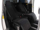 【オットマン付きセカンドシート】最大800mmのロングスライドシートとオットマン機能により足を楽々伸ばす事が可能です!また、ひじ掛けもありますので、快適なドライブをお楽しみいただけます!
