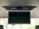 【14型有機ELフリップダウン】三列目からでも迫力のエンタメが観れる大画面フリップダウン。有機ELのモニターでは、一般的なフリップダウンよりも高コントラストでキレイな映像を楽しめます。