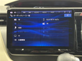【10型フローティングナビ】パナソニック製の大画面10型フローティングナビが装着されています。存在感のある大画面はインパクトも大!ナビ利用時のマップ表示は見やすく、テレビやDVDは臨場感がアップ!