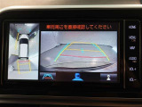 パノラミックビューモニター付きです。車両を上から見たような映像をモニター画面に表示。運転席からの目視では見にくい、車両周辺の状況をリアルタイムでしっかり確認できます。
