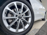 ●純正アルミホイール:輸入車ならではの卓越した走りを支えるホイールと足回りです!日本車の走りに慣れている方にもぜひ体感して頂きたいほど、高いレベルでまとまっています!