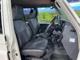 運転席まわりには十分なスペースがあり、大柄な方でもゆったり運転していただける環境です。