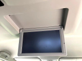 【フリップダウンモニター】大画面モニターで後席でもエンタメをお楽しみいただけます。小さなお子様にも大人気の装備です♪