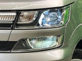【LEDヘッドライト】悪天候や夜間走行時も良好な視界を確保し安心して運転できる高輝度LEDヘッドライトを装備!点灯速度が早く、消費電力も抑えられています。