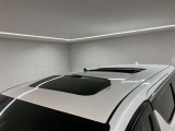 『サンルーフ』を搭載!最近、夜空を見上げることなんてあります?ちょっとした時に、車の中から星空を・・・なんて素敵な装備なんでしょう。そして、昼間は太陽の光が入ってきて、車内がとっても明るい!