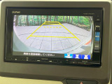 【バックカメラ】駐車時に後方がリアルタイム映像で確認できます。大型商業施設や立体駐車場での駐車時や、夜間のバック時に大活躍!運転スキルに関わらず、今や必須となった装備のひとつです!