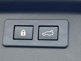 【パワーバックドア】スマートキーや運転席のボタンを押すだけでリアゲートが自動で開閉します!荷物を持っている時や、高い位置にあるバックドアを閉める際に便利な機能です♪