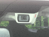【アイサイトVer3】前方の車両等を検知し、衝突しそうな時は警報で注意を促し、ブレーキを踏む力をサポート。ブレーキを踏めなかった場合は衝突被害軽減ブレーキが作動、衝突回避をサポートします。