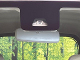 【スマートアシスト】走行中に前方の車両等を認識し、衝突しそうな時は警報とブレーキで衝突回避と被害軽減をアシスト。より安全にドライブをお楽しみいただけます。