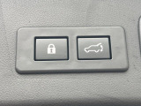 【パワーバックドア】スマートキーや運転席のボタンを押すだけでリアゲートが自動で開閉します!荷物を持っている時や、高い位置にあるバックドアを閉める際に便利な機能です♪