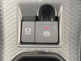 【電動パーキングブレーキ】パーキングブレーキは便利な電動式!ボタン一つで操作でき、アクセルを踏めば自動で解除されます♪レバーやペダルが無いので運転席廻りもすっきりしますね♪