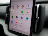 Google搭載のボルボなら、車内にいながら多彩なデジタルライフをお楽しみいただけます。Google Playから必要なアプリをダウンロードして、有意義な移動時間を楽しみましょう。