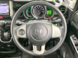 インテリアに合わせたデザインのステアリングは、運転される方のことも考え、運転しやすい形状、大きさです。是非一度、実際に触ってお確かめください。